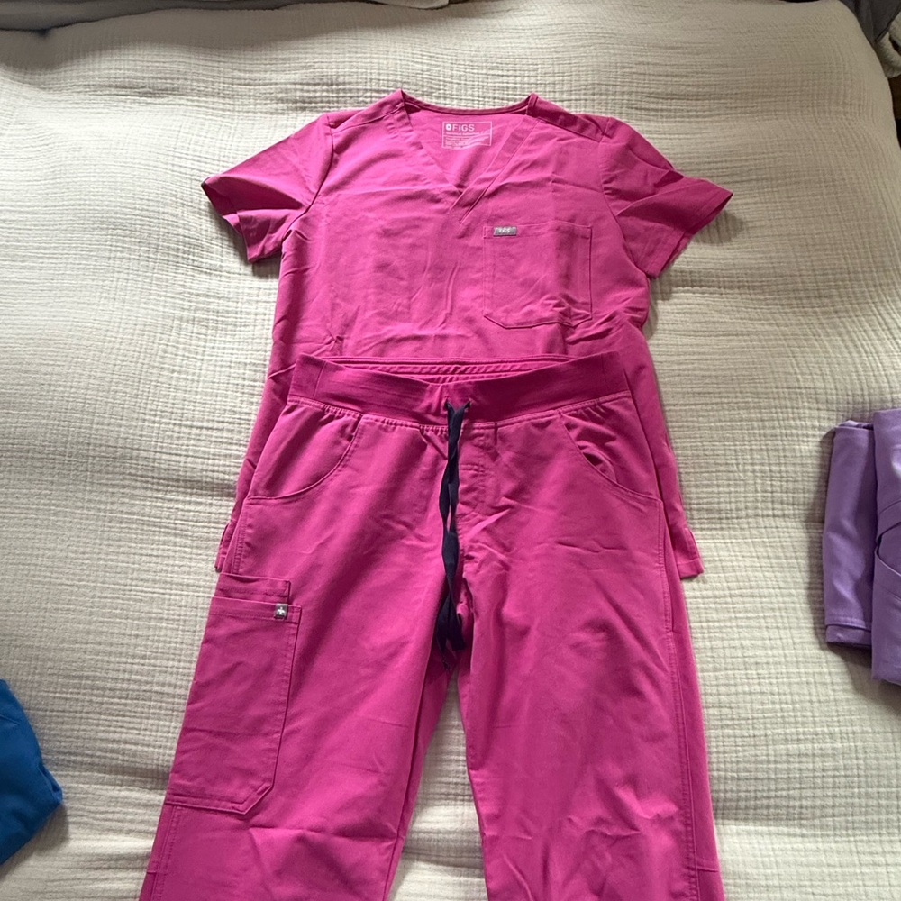 FIGS - pink Scrub Set - small